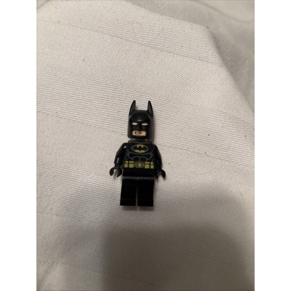 Lego Batman Black Suit w/ Yellow Belt and Crest Minifigure